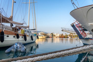 Sabahın köründe liman boyunca lüks tekneler.