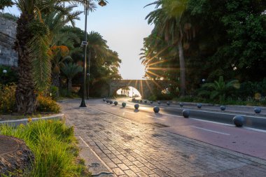 Yunanistan 'ın Kos Adası' ndaki Kountouriotou Sahil Yolu 'ndaki Neratzia Kalesi' ne giden köprüde güneş parladı.