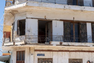 Kos Yunanistan - 24 Ağustos 2024; Müzikal notalar eşliğinde işlenmiş demir balustrades ile yıkılan eski binanın dış görünüşü.