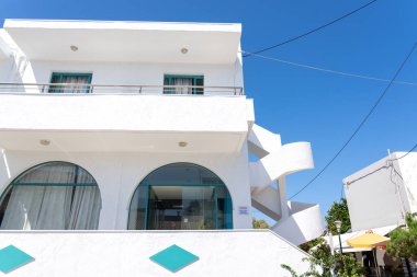 Kos Yunanistan - 25 Ağustos 2024; Kos adasındaki tipik Yunan beyaz ve mavi binalarının balkon ve pencere manzarası.