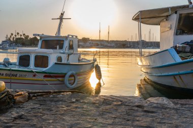 Kos Yunanistan - 23 Ağustos 2024; Rıhtıma demirlemiş şamandıralı geleneksel Avrupa balıkçı tekneleri.