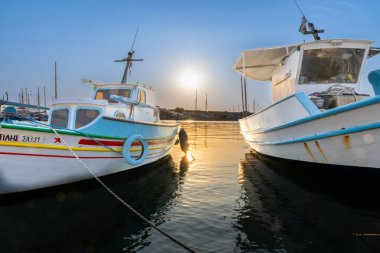 Kos Yunanistan - 23 Ağustos 2024; Rıhtıma demirlemiş şamandıralı geleneksel Avrupa balıkçı tekneleri.
