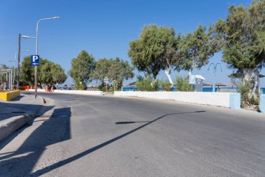 Kos Yunanistan - 25 Ağustos 2024; Güneşli Akdeniz gününde Marimari Sahili boyunca geniş yol kıvrımları.