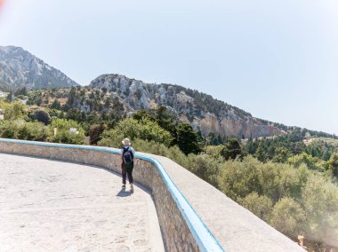 Zia Yunanistan - 25 Ağustos 2024; Zia 'nın en yüksek kenti olan Kos' un ardından taş kayalıklar keskin bir şekilde yükseliyor.