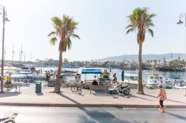 Kos Yunanistan - 25 Ağustos 2024; Rıhtımda gezinen halk ve turistler.