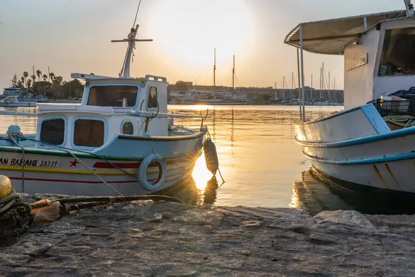 Kos Yunanistan - 23 Ağustos 2024; Rıhtıma demirlemiş şamandıralı geleneksel Avrupa balıkçı tekneleri.