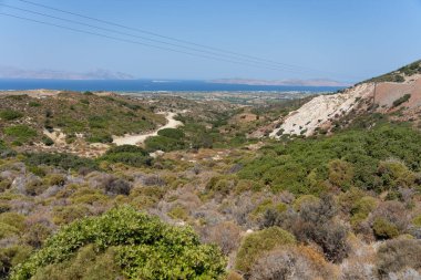 Yunanistan 'ın Kos Adası' ndaki yüksek tepelerden Akdeniz kıyılarına manzara.