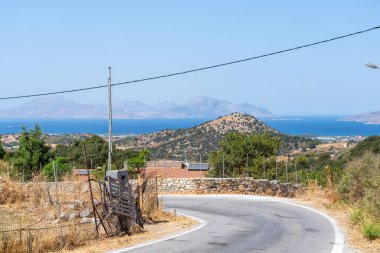 Ufuktaki Kos adasından Kalymnos adasına kadar tepe ve adalara bakan dar bir yol..