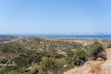 Yunanistan 'ın Kos Adası' ndaki yüksek tepelerden Akdeniz kıyılarına manzara.