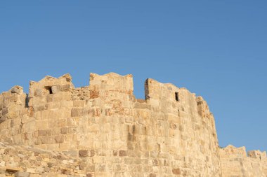 Limana yakın Kos çevresindeki antik şehir duvarı.