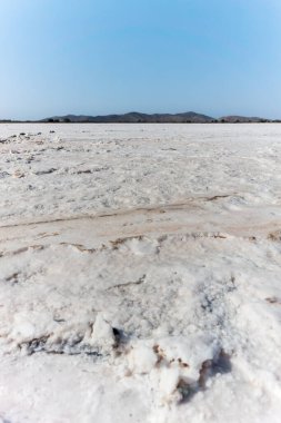 Tigaki tuzlu gölü ya da tavası, Kos Adası 'ndaki mavi gökyüzüne karşı kıtır beyaz..