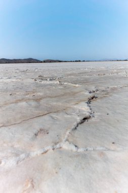 Tigaki tuzlu gölü ya da tavası, Kos Adası 'ndaki mavi gökyüzüne karşı kıtır beyaz..