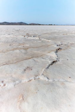 Tigaki tuzlu gölü ya da tavası, Kos Adası 'ndaki mavi gökyüzüne karşı kıtır beyaz..