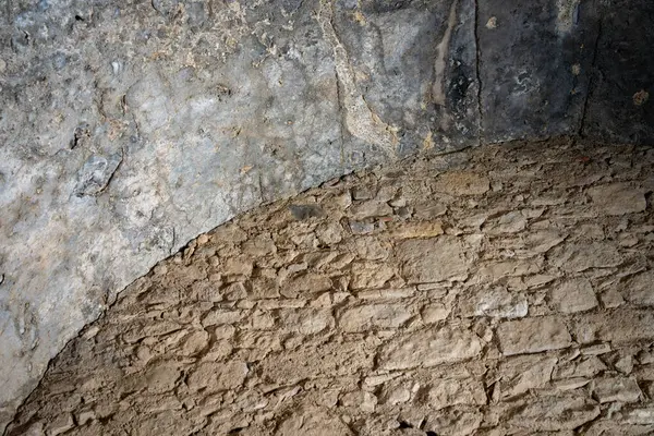 Yunanistan 'ın Kos adasında eğri ve düz taştan duvar şeklinde kaya ve harçtan inşa edilmiş antik duvar.