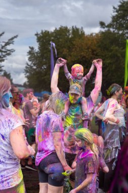 Tauranga Yeni Zelanda - 8 Mart 2025; İnsanlar Holi 'yi kutlayan renklerle kaplıyorlar, Hint Hindu Renk Festivali