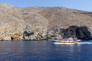 Kalymnos Yunanistan - 27 Ağustos 2024; Turistler Yunan Adaları 'ndaki tur teknesinin güvertesine doluştular.