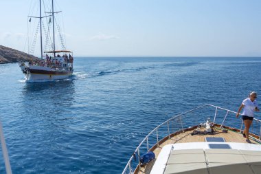 Kalymnos Yunanistan - 27 Ağustos 2024; Kalymnos adası etrafında turistik tekne turu.