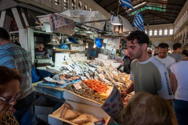 Atina - 30 Ağustos 2024; Varvakios Merkez Kent Pazarı 'nda sokak ve satıcılar tezgah açtı.