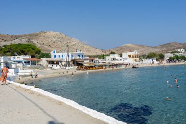 Körfezde yüzen turistlerle ve sahil çevresindeki restoranlarla Pserimos Adası 'na seyahat.