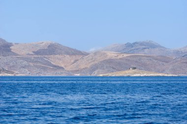 Yunan Kalymnos Adası 'ndaki mavi Ege Denizi' nin ötesindeki tepelerin desenleri.
