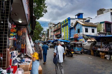 Colombo Sri Lanka - 2 Eylül 2024; Motorsiklet ve tuk-tuk ile Front Caddesi 'ndeki pazarlar ve tezgahlar ve satılık insan ve mallar.