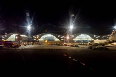 Abu Dabi - Eylül 12024; Abu Dabi havaalanı gece vardığında.