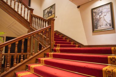 Colombo Sri Lanka - Eylül 12024; İç ve kırmızı halı inşaatı ve yukarı çıkan merdivenlerde ahşap balyoza dönüştü.