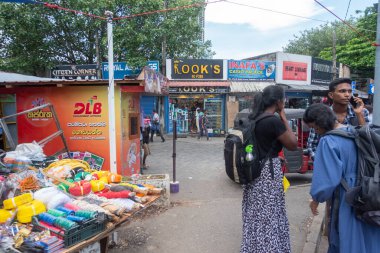 Colombo Sri Lanka - 2 Eylül 2024; Şehirdeki market tezgahları ve perakende mağazaları sokaklarındaki insanlar.