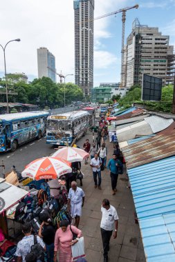 Colombo Sri Lanka - 2 Eylül 2024; Otobüsleri, market dükkanları ve dikey kompozisyonu olan insanlar..