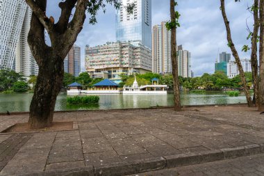 Colombo Sri Lanka - 2 Eylül 2024; Marriott Hotel ve şehir silueti Beria Gölü ve Gangaramaya Tapınağı boyunca.