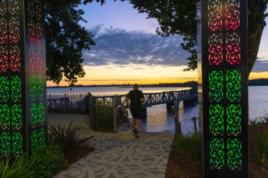 Tauranga Yeni Zelanda - 11 Mart 2025; Tauranga 'da Elizabeth Caddesi' nin doğu ucundaki liman ve demiryolu köprüsüne bakan sokak manzarası.