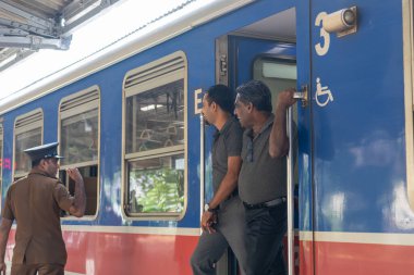 Kandy Sri Lanka - 5 Eylül 2024; İnsanlar tren istasyonunda trenden inmeye hazırlanıyor.