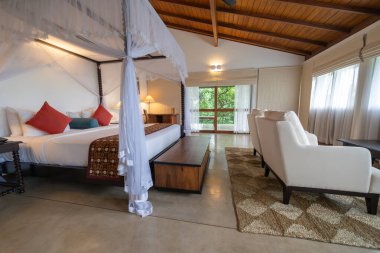 Kandy Sri Lanka - 3 Eylül 2024; Lüks iç konaklama tasarımı yatak odası ve dört posterli geniş oda.