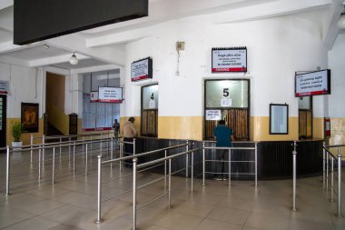 Kandy Sri Lanka - 5 Eylül 2024; 5 numaralı bilet gişesi ve tren istasyonundaki paslanmaz parmaklıklar.