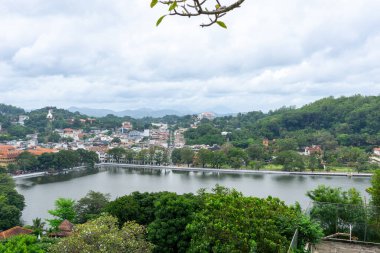 Kandy Gölü üzerindeki panorama manzarası kasabanın, Diş Tapınağı 'nın ve Sri Lanka çevresindeki eski kraliyet sarayının olduğu yapay bir göl..