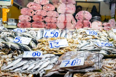 Nuwara Eliya Sri Lanka - 6 Eylül 2024; Viktorya Merkezi Pazar binası içinde üretim ve etkinlik amaçlı deniz ürünleri ve pembe ton balığı levhaları