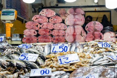 Nuwara Eliya Sri Lanka - 6 Eylül 2024; Viktorya Merkezi Pazar binası içinde üretim ve etkinlik amaçlı deniz ürünleri ve pembe ton balığı levhaları