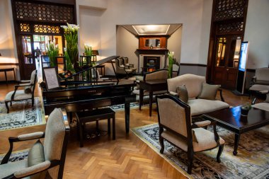 Nuwara Eliya Sri Lanka - 7 Eylül 2024; rahat ve şık ama geleneksel olarak dekore edilmiş ve mobilyalı.