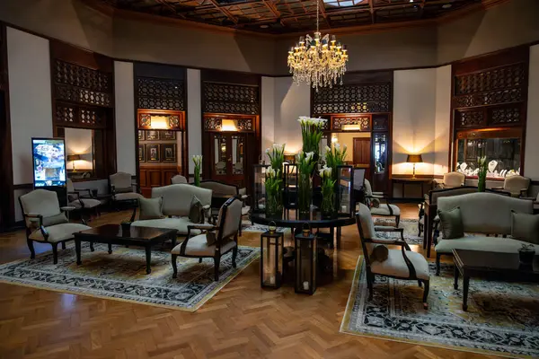 Nuwara Eliya Sri Lanka - 7 Eylül 2024; rahat ve şık ama geleneksel olarak dekore edilmiş ve mobilyalı.