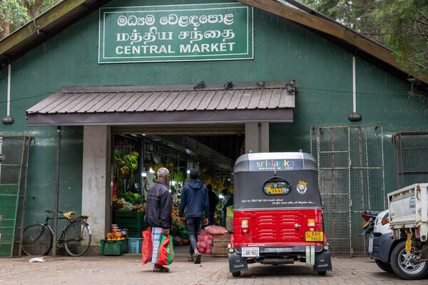 Нувара Элия Шри-Ланка - 6 сентября 2024 года; вход на исторический Центральный рынок Виктории с красным такси тук-тук, припаркованным снаружи.