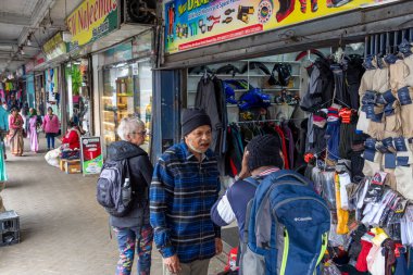 Nuwara Eliya Sri Lanka - 6 Eylül 2024; Asya 'da sokakta perakende giyim mağazası önünde turistler ve müşteriler.