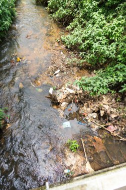 Çevreye zarar veren çöpler, Asya 'daki şehir deresine atıldılar..