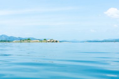 Ulusal Park Sri Lanka 'daki Gal Oya Gölü' nü geziyor..