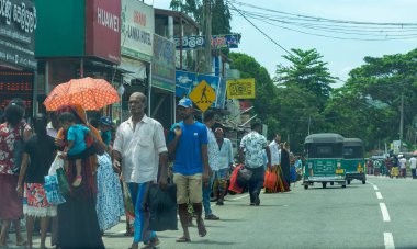 Medagama Sri Lanka - 9 Eylül 2024; Tipik Asya köyü boyunca seyahat ederken caddenin önü