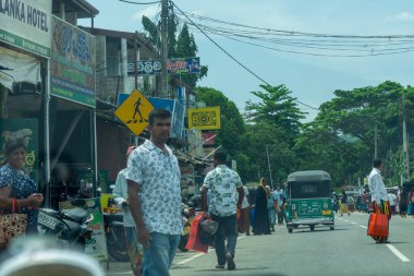 Medagama Sri Lanka - 9 Eylül 2024; Tipik Asya köyü boyunca seyahat ederken caddenin önü