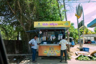 medagama Sri Lanka - 9 Eylül 2024; Medagama sokak sahnesi adamları açık karavanda kumar biletleri satışta.