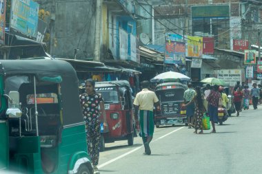 Medagama Sri Lanka - 9 Eylül 2024; Tipik Asya köyü boyunca seyahat ederken caddenin önü