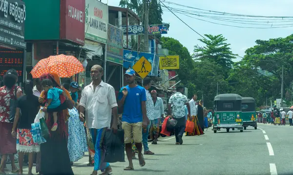 Medagama Sri Lanka - 9 Eylül 2024; Tipik Asya köyü boyunca seyahat ederken caddenin önü