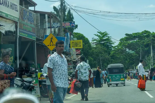 Medagama Sri Lanka - 9 Eylül 2024; Tipik Asya köyü boyunca seyahat ederken caddenin önü