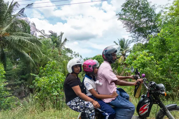 medagama Sri Lanka - 9 Eylül 2024; 3 tanesi okuldan sonra eve dönen okul öğrencisiyle motosiklette.